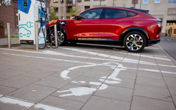 Pokyčiai mokesčiuose: susisiekimo ministras įvardijo galimą sprendimą svarstantiems įsigyti elektromobilį