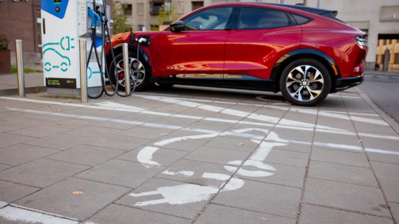 Pokyčiai mokesčiuose: susisiekimo ministras įvardijo galimą sprendimą svarstantiems įsigyti elektromobilį