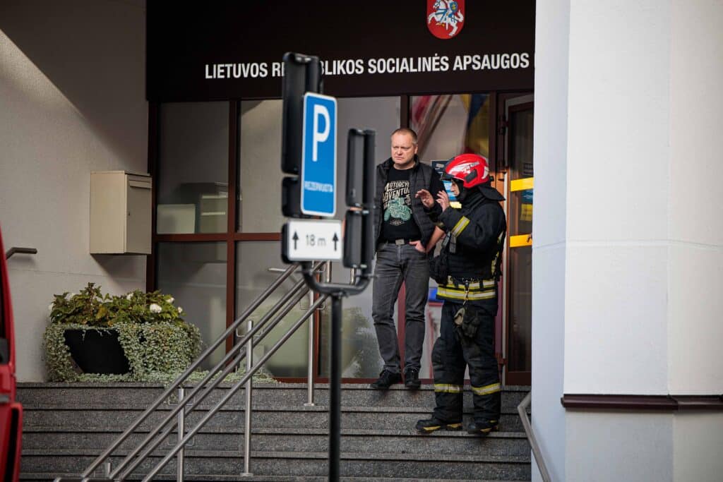 Gelbėtojai prie Socialinės apsaugos ir darbo ministerijos. ELTA / Josvydas Elinskas