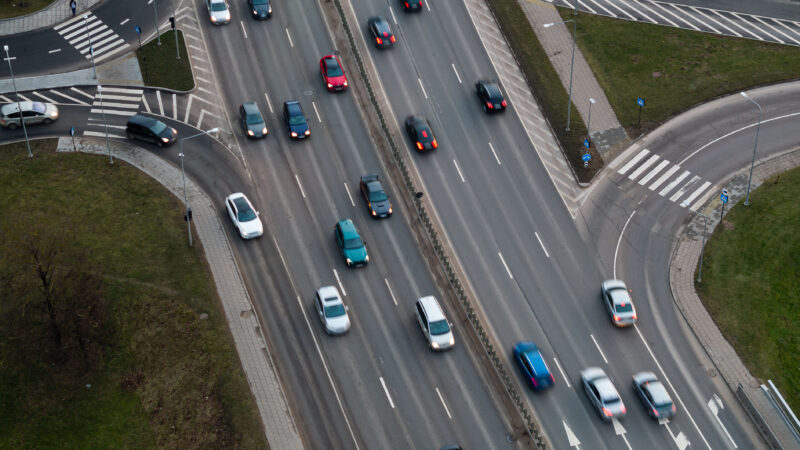 ES siūlo netikėtą sprendimą: taupus vairavimas gali tapti atsaku į krizę