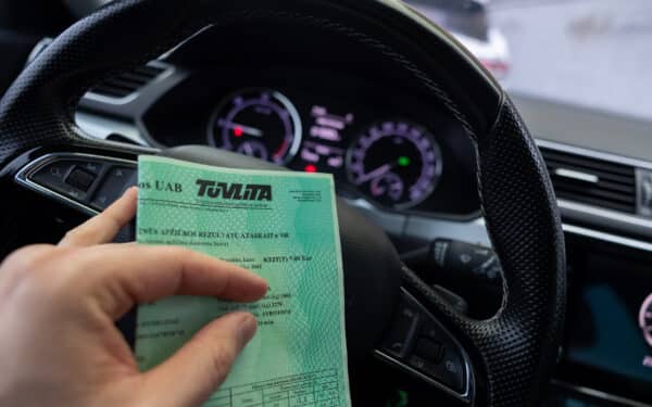 Pavasarinis vairuotojų galvos skausmas: kas lemia eiles ir kaip jų išvengti?