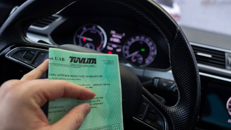 Pavasarinis vairuotojų galvos skausmas: kas lemia eiles ir kaip jų išvengti?
