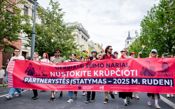 Kova dėl šeimos sąvokos persikelia į Briuselį: Žmogaus teisių organizacijos kreipėsi į EK, prašo skubių veiksmų