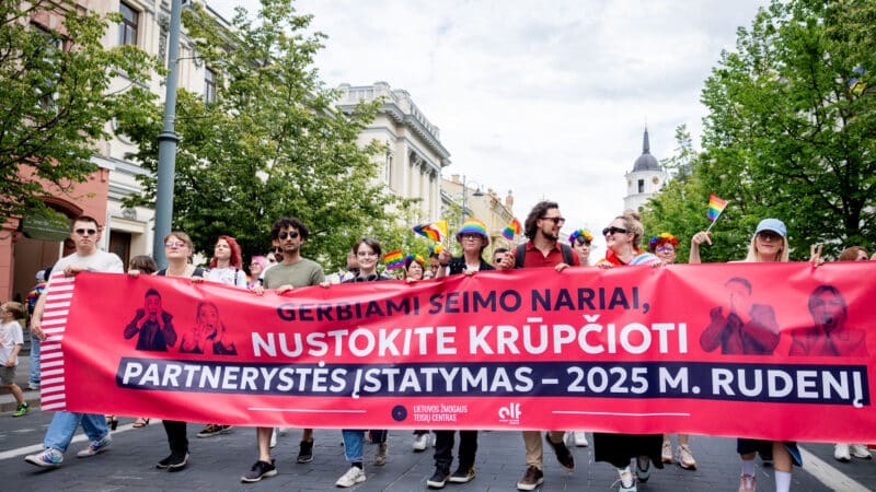 Kova dėl šeimos sąvokos persikelia į Briuselį: Žmogaus teisių organizacijos kreipėsi į EK, prašo skubių veiksmų