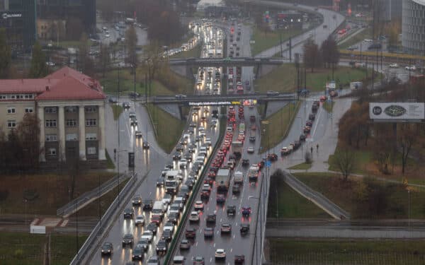 Automobilių rinka Lietuvoje – augimo fazėje: pardavimai augo beveik 16 proc., padidėjo ir elektromobilių dalis