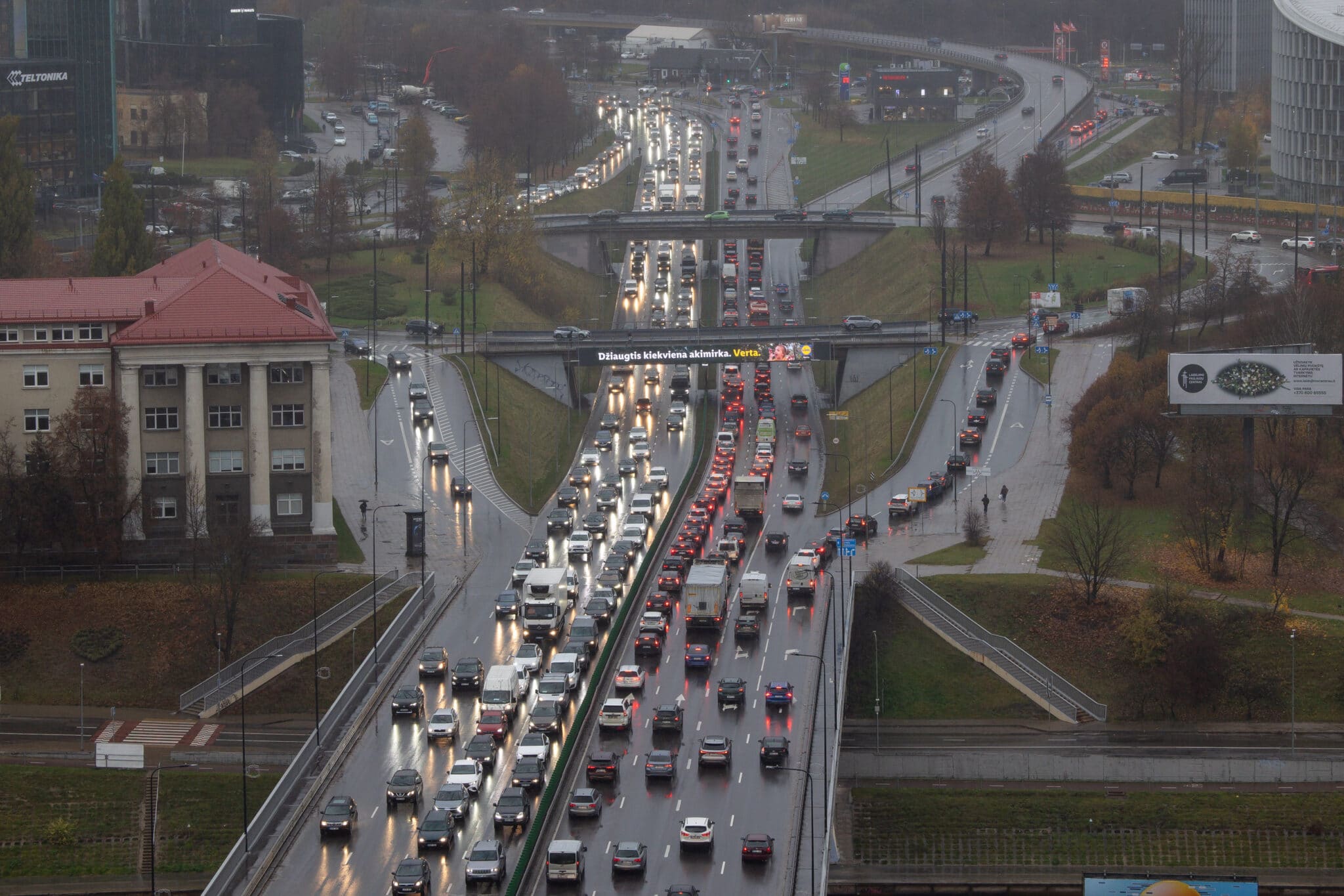 Automobilių rinka Lietuvoje – augimo fazėje: pardavimai augo beveik 16 proc., padidėjo ir elektromobilių dalis