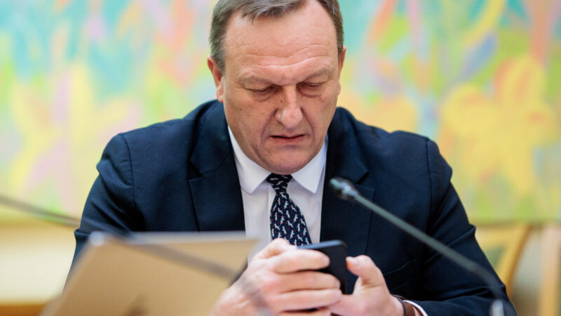 Ministras žada pokyčius: daugiau pinigų pareigūnams ir naujos ilgalaikės paskatos