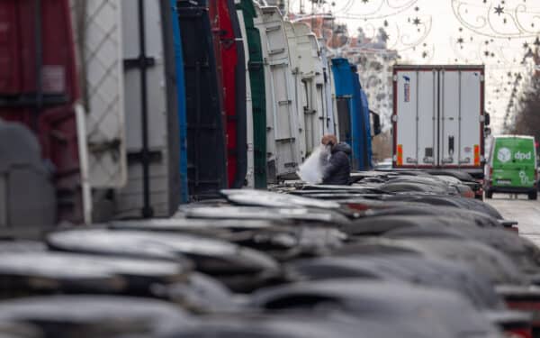 Vežėjams – sudėtinga situacija: bandymai atsiskaityti už vilkikus gali pažeisti ES sankcijas