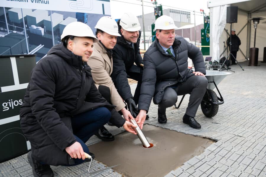 Simbolinės laiko kapsulės įkasimas Vilniaus žaliojo vandenilio gamyklos statybų proga. ELTA / Jonas Balčiūnas
