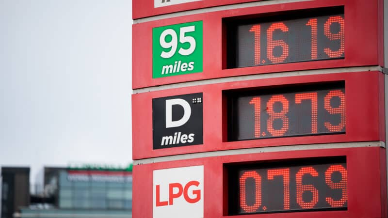 Donaldas Trumpas įspėja – aukštos naftos kainos gali laikytis iki rudens