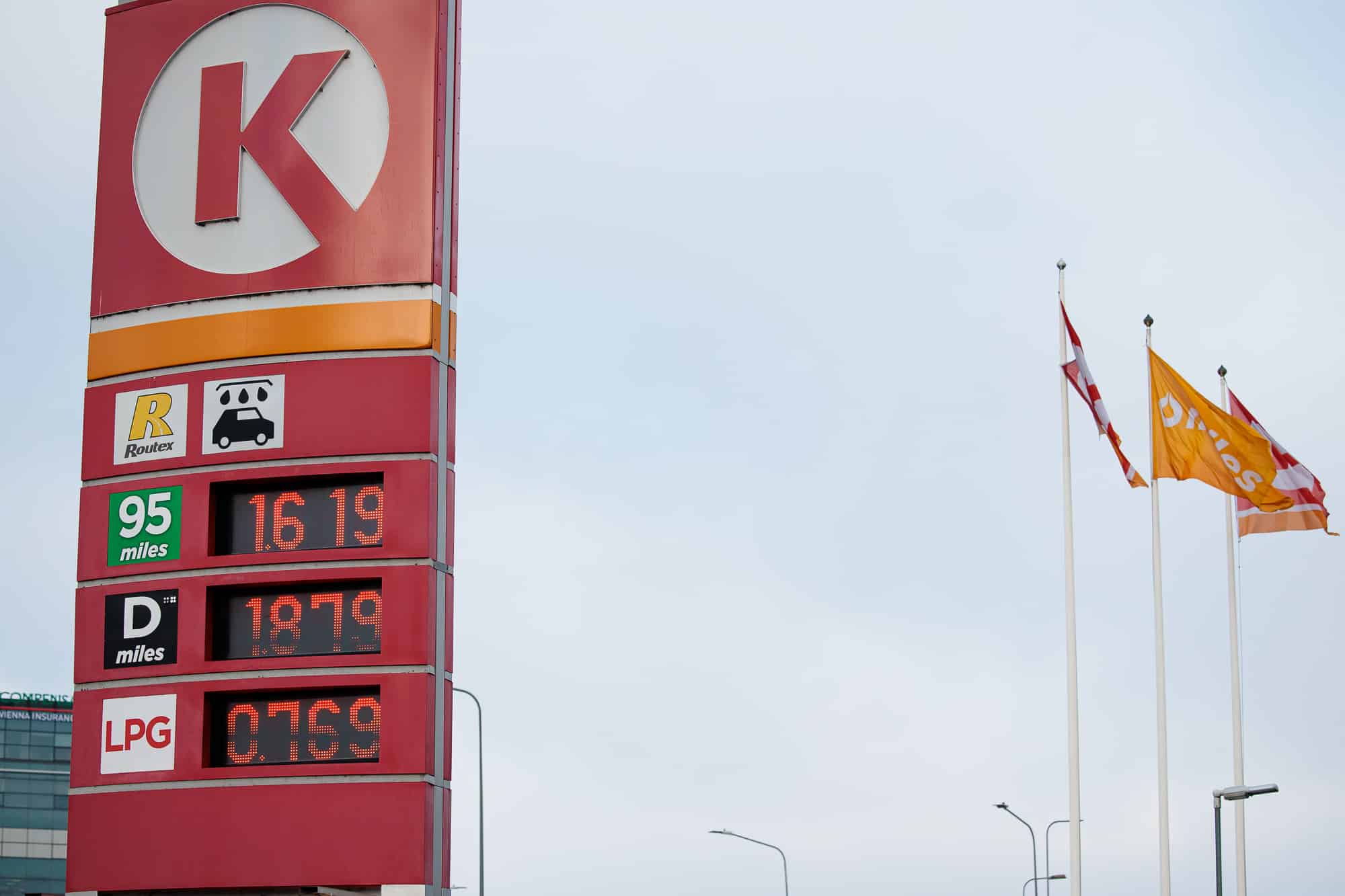 Brangstant degalams – pirmieji pokyčiai: atskleidė kaip lietuviai reaguoja į pakilusias kuro kainas