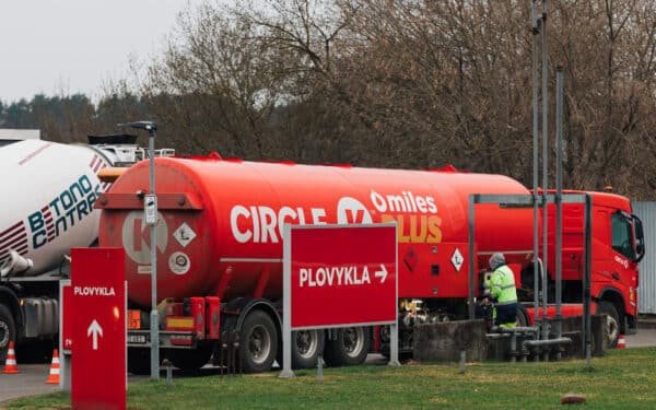 EK įspėja vartotojus: naftos bei dujų kainos gali išlikti aukštos net ir pasibaigus konfliktui Irane