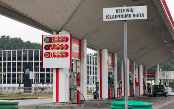 Seime – naujas siūlymas: degalinėms gali tekti įrengti elektromobilių įkrovimo stoteles
