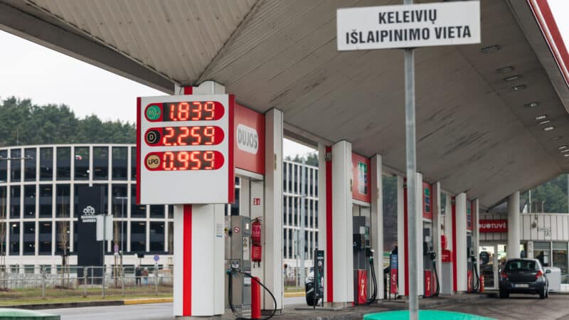 Seime – naujas siūlymas: degalinėms gali tekti įrengti elektromobilių įkrovimo stoteles