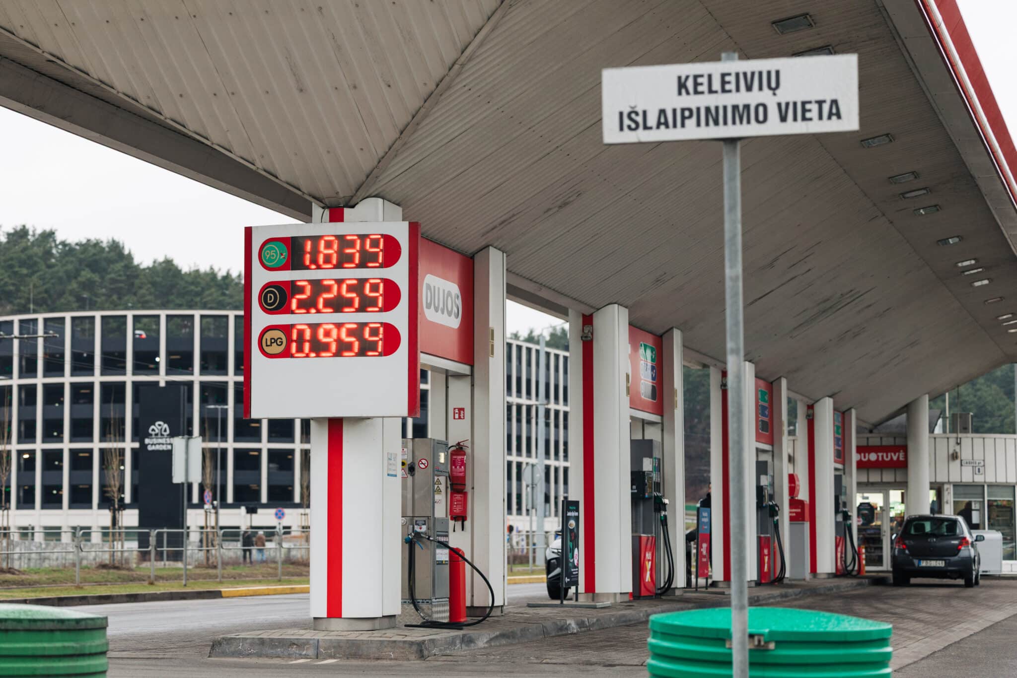 Seime – naujas siūlymas: degalinėms gali tekti įrengti elektromobilių įkrovimo stoteles