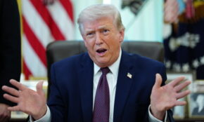 Trumpas tvirtina, kad JAV „užbaigs darbą“ Irane galbūt per dvi savaites. EPA-ELTA