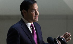 Rubio teigia, kad JAV „turės iš naujo įvertinti“ savo santykius su NATO. EPA-ELTA