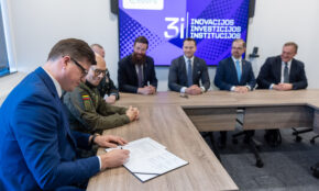 Pasirašytas susitarimas tarp 10 institucijų dėl greitesnių sprendimų, skirtų oro erdvės grėsmėms neutralizuoti. ELTA / Julius Kalinskas