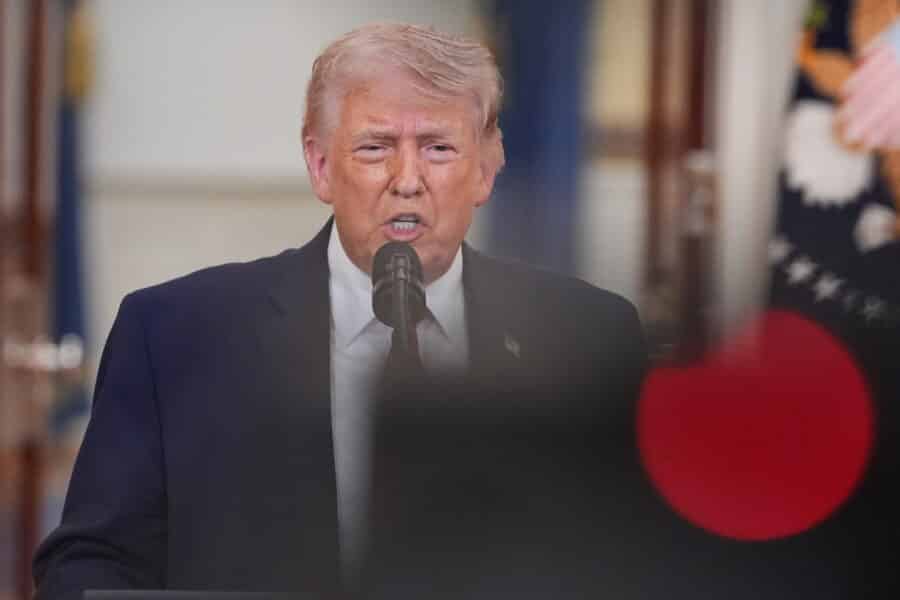 Trumpas įgėlė Macronui ir pareiškė, kad jo žmona su juo blogai elgiasi. EPA-ELTA