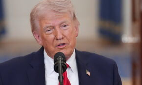 Trumpas tvirtina, kad JAV pajėgos dar nepradėjo „naikinti to, kas liko“ Irane. EPA-ELTA