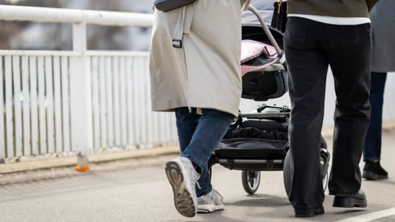Smūgis tėvams: Seimo komitetas atmetė siūlymą dėl mamadienių ir tėvadienių