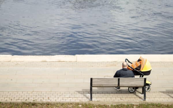 Gimstamumo krizei gilėjant, gyventojai įvardijo, kas pakeistų jų sprendimą susilaukti vaikų