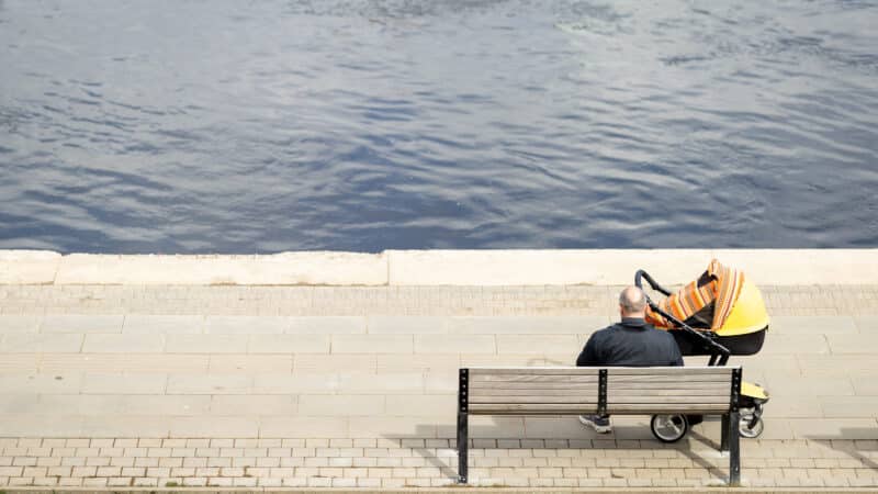 Gimstamumo krizei gilėjant, gyventojai įvardijo, kas pakeistų jų sprendimą susilaukti vaikų