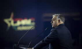 Vengrai ruošiasi balsuoti rinkimuose, kuriuose bus sprendžiama Orbano ateitis. EPA-ELTA