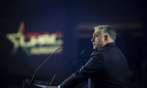 Vengrai ruošiasi balsuoti rinkimuose, kuriuose bus sprendžiama Orbano ateitis. EPA-ELTA