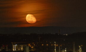 „Artemis II“ astronautai pasiūlė pavadinti Mėnulio kraterį misijos vado velionės žmonos garbei. EPA-ELTA