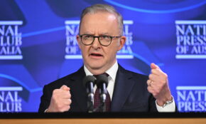 Australijos ministras pirmininkas Anthony Albanese. EPA/LUKAS COCH