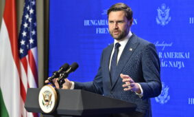 Į Budapeštą atvykęs JAV viceprezidentas kaltina ES kišantis į rinkimus Vengrijoje. EPA-ELTA