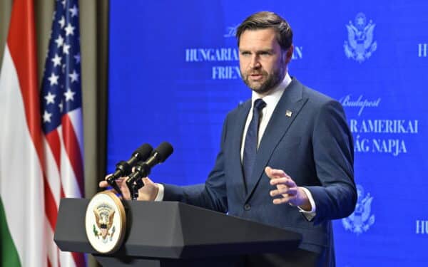 Į Budapeštą atvykęs JAV viceprezidentas kirto Europos Sąjungai: apkaltino kišimusi į rinkimus