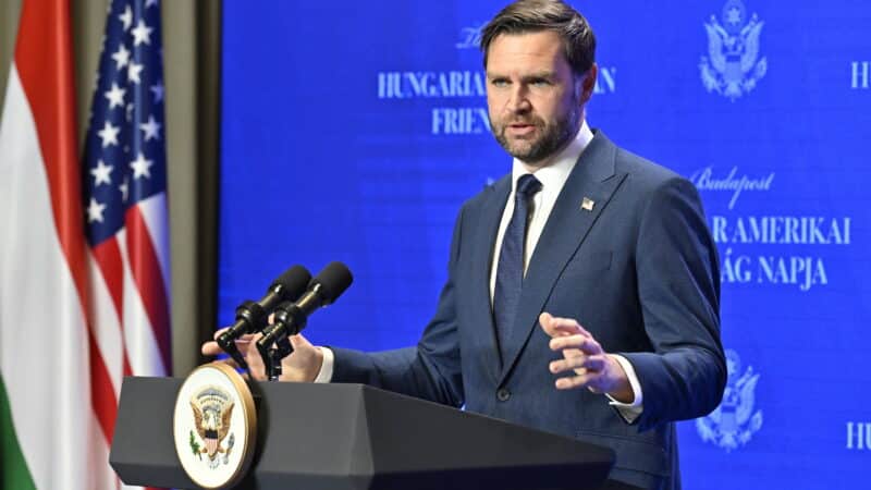 Į Budapeštą atvykęs JAV viceprezidentas kirto Europos Sąjungai: apkaltino kišimusi į rinkimus