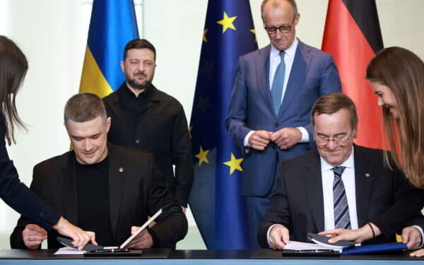 Dronai, raketos ir milijardai: Ukraina ir Vokietija susitarė dėl plataus masto karinio bendradarbiavimo
