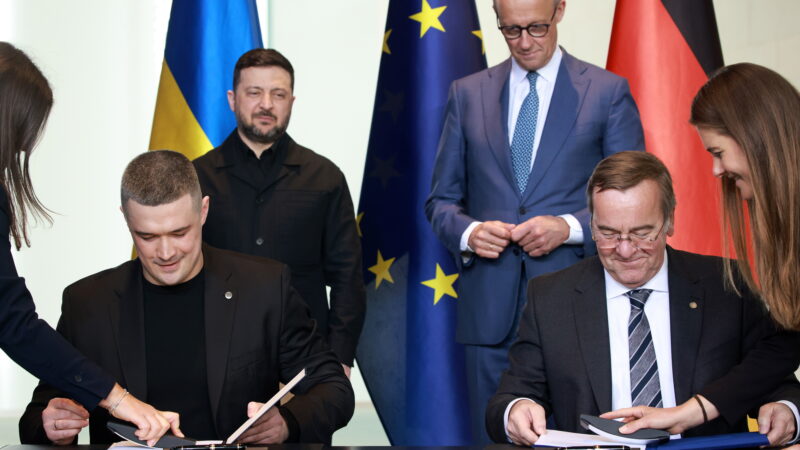 Dronai, raketos ir milijardai: Ukraina ir Vokietija susitarė dėl plataus masto karinio bendradarbiavimo