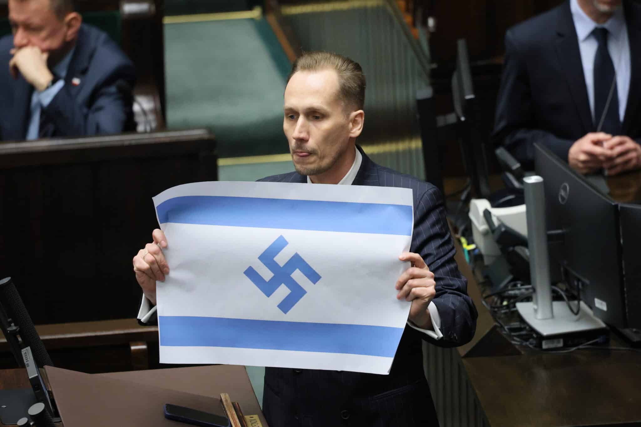 Skandalas Lenkijoje: parlamentaras parodė Izraelio vėliavą su svastika, Izraelio ambasada pareikalavo veiksmų