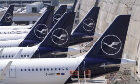 Dėl išaugusių kuro kainų ir streikų Vokietijos oro linijos „Lufthansa“ stabdo skrydžius. EPA-ELTA