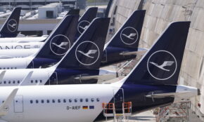 Dėl išaugusių kuro kainų ir streikų Vokietijos oro linijos „Lufthansa“ stabdo skrydžius. EPA-ELTA