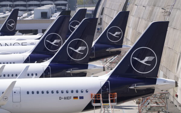 Smūgis keleiviams: dėl streikų ir brangstančio kuro „Lufthansa“ mažina apimtis, dalis skrydžių bus nutraukti