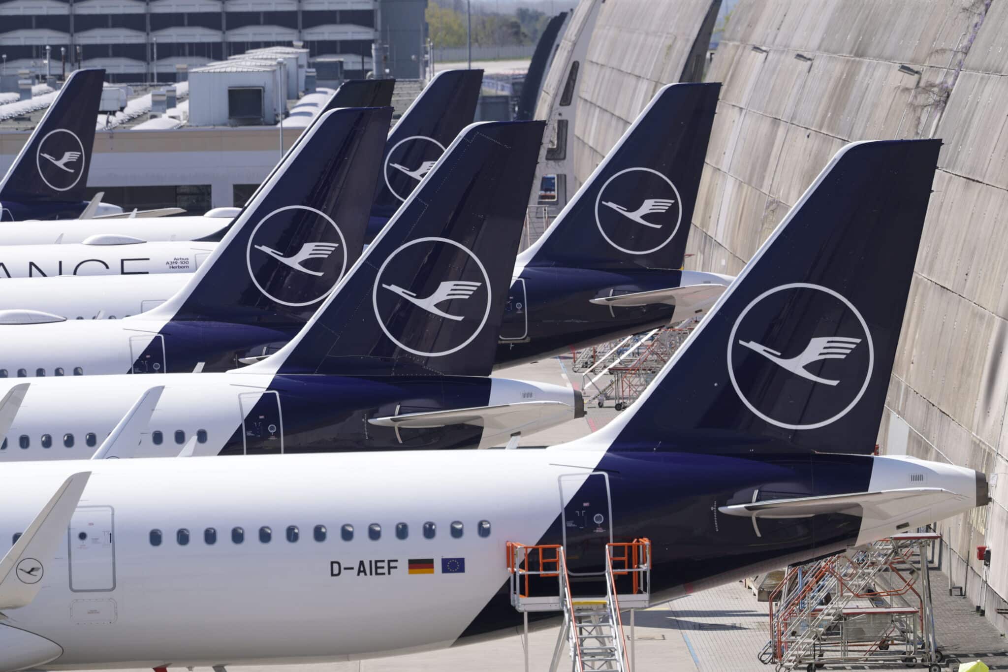 Smūgis keleiviams: dėl streikų ir brangstančio kuro „Lufthansa“ mažina apimtis, dalis skrydžių bus nutraukti