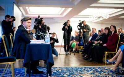 Skandalas socialdemokratų posėdyje: rastas slapta įrašinėjantis rašiklis, įtariama žurnalistė