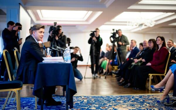 Skandalas socialdemokratų posėdyje: rastas slapta įrašinėjantis rašiklis, įtariama žurnalistė