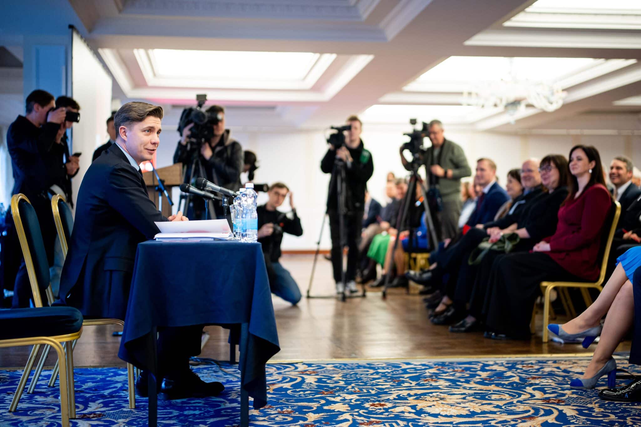 Skandalas socialdemokratų posėdyje: rastas slapta įrašinėjantis rašiklis, įtariama žurnalistė