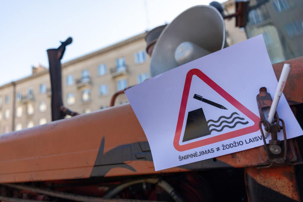 Plakatas ant buldozerio prie Seimo. ELTA / Julius Kalinskas