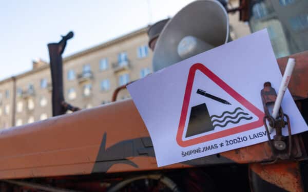 Prie Seimo – nauja provokacija: ant buldozerio atsirado plakatas apie „šnipinėjimą“