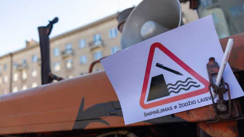 Prie Seimo – nauja provokacija: ant buldozerio atsirado plakatas apie „šnipinėjimą“
