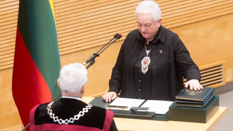 Į Seimą sugrįžta pažįstamas veidas: prisiekė Vilija Targamadzė
