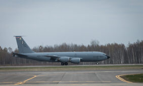 Zokniuose nusileido JAV F-22 naikintuvai, juos atlydėjo degalų papildymo ore lėktuvas KC-135. Martyno Ambrazo nuotr.
