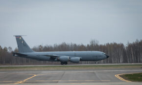 Zokniuose nusileido JAV F-22 naikintuvai, juos atlydėjo degalų papildymo ore lėktuvas KC-135. Martyno Ambrazo nuotr.